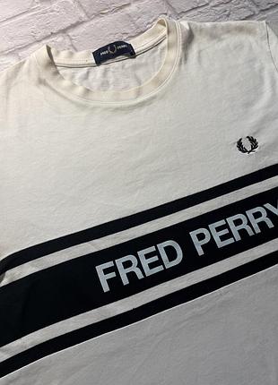 Чоловіча футболка fred perry біла з чорною смугою