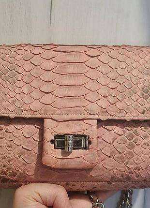 Сумка жіноча chanel рожева зі шкіри пітона на металевому ремінці
