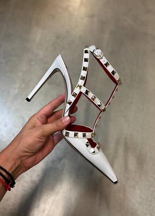 Туфлі valentino білі відкрита пятка з шипами тупий носок