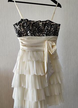 Коротка жіноча сукня з багатошаровою спідницею, чорно-бежева