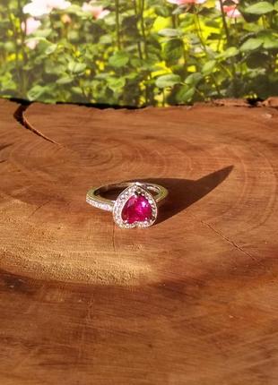 Кольцо сердце красное в гало из серебра с цирконами