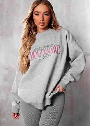 Оверсайз сірий меланж світшот з написом на утепленні prettylittlething