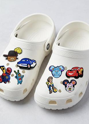 Набор джибитсов для кроксов (crocs) «мульт-герои» — украшения молния маквин, вуди, кот в сапогах, планктон, 8 шт.