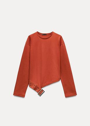 Стильный хлопковый асимметричный лонгслив zara с пряжкой