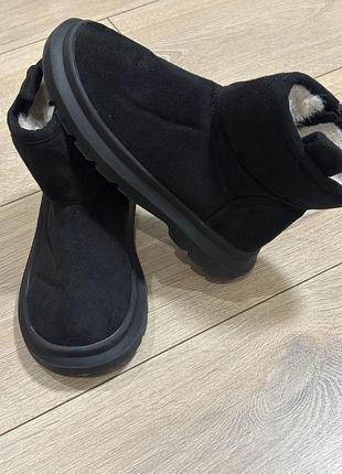 Дитячі чорні замшеві черевики (уггі) від бренду zara з підкладкою зі штучного хутра.