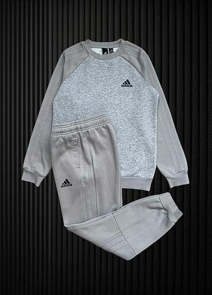 Утеплений оригінальний костюм adidas на 9-10 років
