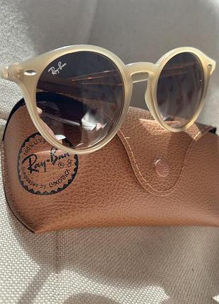 Сонцезахисні окуляри ray-ban rb2180 в круглій бежевій оправі