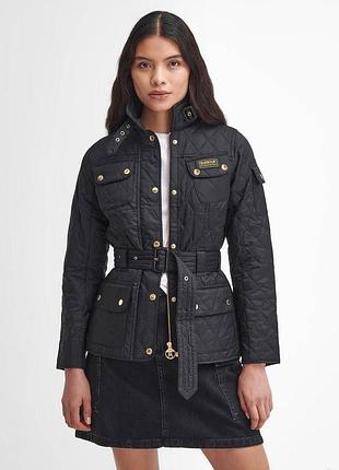 Barbour international — жіноча стьобана куртка чорного кольору з поясом та накладними кишенями