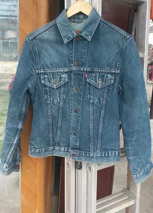 Джинсовая куртка levi*strauss 70500 04,м, тунис 98 год.,size-m, пог-47см,рукав-63см.тёмно-синяя,отличное состояние.классика,винтаж..