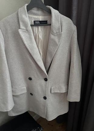 Обʼємний жакет zara