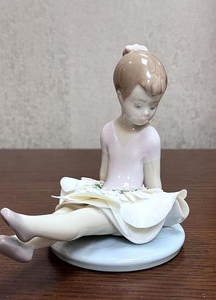 Фарфоровая статуэтка lladro «балерина в пачке из лепестков».