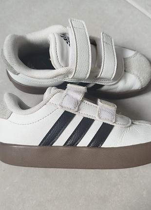 Кросівки для хлопчиків adidas білі з чорними смужками, довжина устілки 16 см