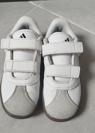 Кросівки для хлопчиків adidas білі з чорними смужками, довжина устілки 16 см