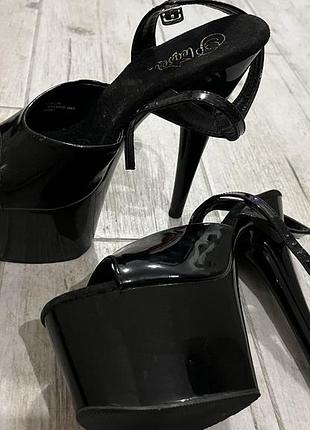 Жіночі босоніжки pleaser чорні лаковані на високому каблуці та платформі