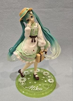 Коллекционная фигурка hatsune miku в летнем наряде
