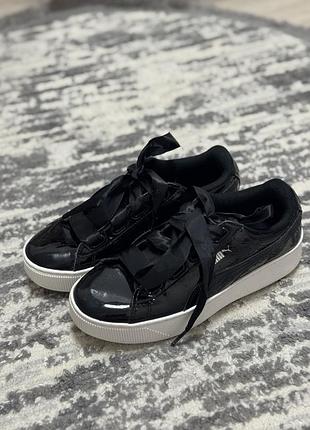 Кеди жіночі puma чорні лаковані з атласними шнурками