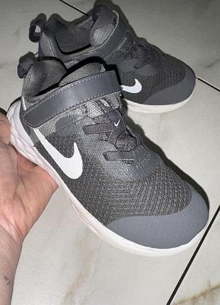 Легкие беговые кроссовки на мальчика nike revolution 6  26-27 размер (17,5-18см)