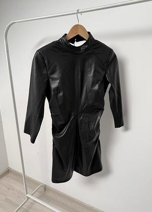 Платье из экокожи с открытой спинкой zara