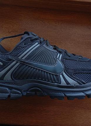 Розпаровані на 5 мм кросівкам nike zoom vomero 5 hf1553-001 оригінал чорному кольорі нові