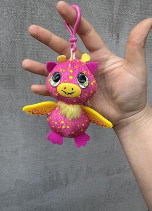 М'яку іграшку-брелок spin master серії hatchimals у вигляді рожево-жовтого персонажа з крильцями