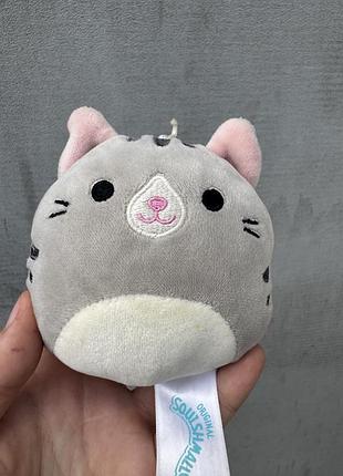 М'яка іграшка-брелок tally the grey tabby cat із популярної серії squishmallows