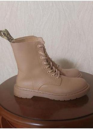 Черевики жіночі dr. martens бежеві