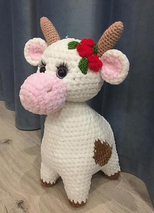 Мягкая вязаная игрушка коровка