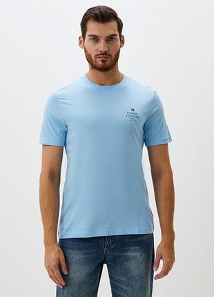 Нова бавовняна чоловіча футболка tommy hilfiger stack tee у блакитному кольорі (vessel blue) m 38 usa 🇺🇸