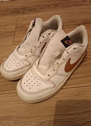 Кросівки nike білі з коричневим логотипом
