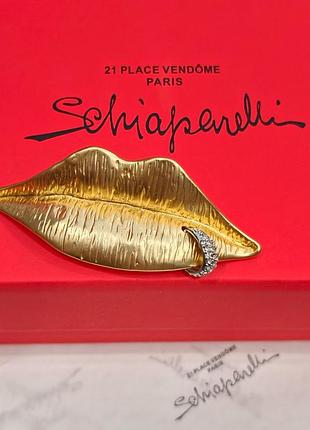Масивна каблучка «surrealist lips» — люкс, губи з пірсингом, 18k gold, кристали, кільце, сюрреалізм, перстень, тренд, подарунок