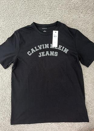 Нова бавовняна чорна футболка з круглим вирізом від бренду calvin klein jeans, яка оздоблена вигнутим фірмовим логотипом на грудях м 38 usa 🇺🇸