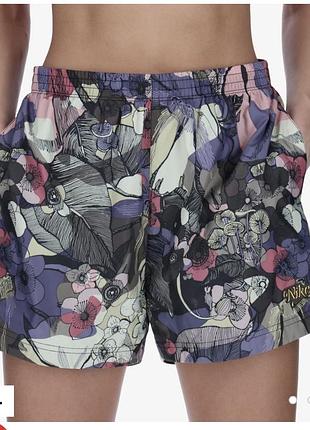 Жіночі шорти nike w nsw femme short woven aop hr з яскравим багатобарвним рослинним принтом, розмір s.