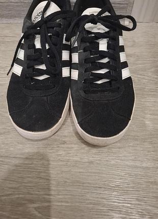 Кросівки унісекс adidas чорні з білими смужками