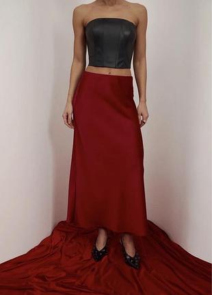 Червона максі спідниця з шовковистої тканини. бренд wear me розмір s чудовий вибір для будь-якого випадку, надасть образу шарму та жіночності.