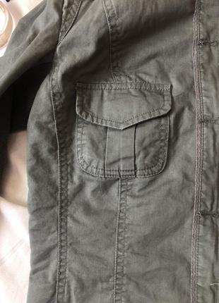 Укороченный пиджак хаки с паетками и цепочками на плечах new look5 фото