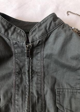Укороченный пиджак хаки с паетками и цепочками на плечах new look4 фото