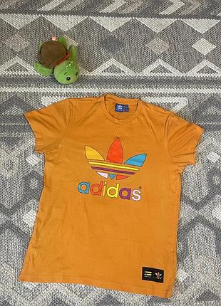 Футболка adidas.
