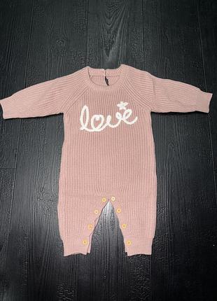 Чоловічок для дівчинки в'язаний рожевий з написом love