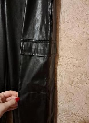 Брюки карго из экокожи 6