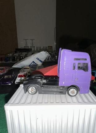Колекційна моделька тягача man, фіолетова, масштаб 1:64