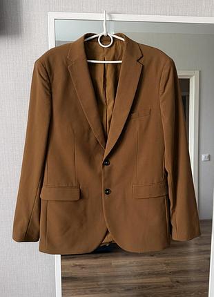 Мужской однобортный пиджак slim fit карамельно-коричневого или горчичного оттенка