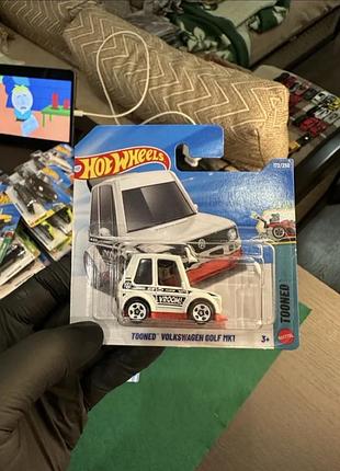 Колекційна машинка hot wheels tooned volkswagen golf mk1