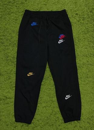 Штани nike multi-logo embroidered tee