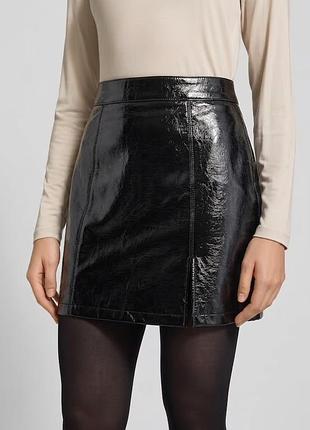 Topshop лакова лакована чорна жіноча міні коротка спідниця юбка на весну осінь глянцева лаковане покриття з вертикальними швами сексі
