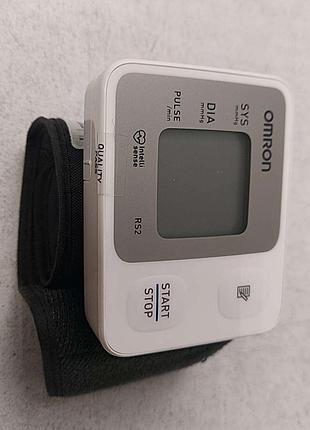 Тонометр б/у omron rs2 4