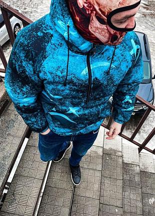 Блакитний теплий чоловічий анорак з принтом