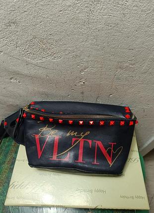 Сумка поясная кросс боди фирмы valentino в хорошем состоянии сроки отправки уточняйте я не всегда бываю дома