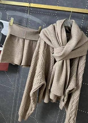 Wo, ан тройка #loropiana 🤎
кардиган широкий , крупна вʼязка
шорты 
шарф 
в составе кашемир 
размер s m

отправки 1-3 дня.