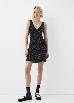 Коротка сукня жіноча bershka чорна у горох з віскози