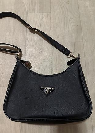 Аккуратная сумочка с логотипом prada на плечо